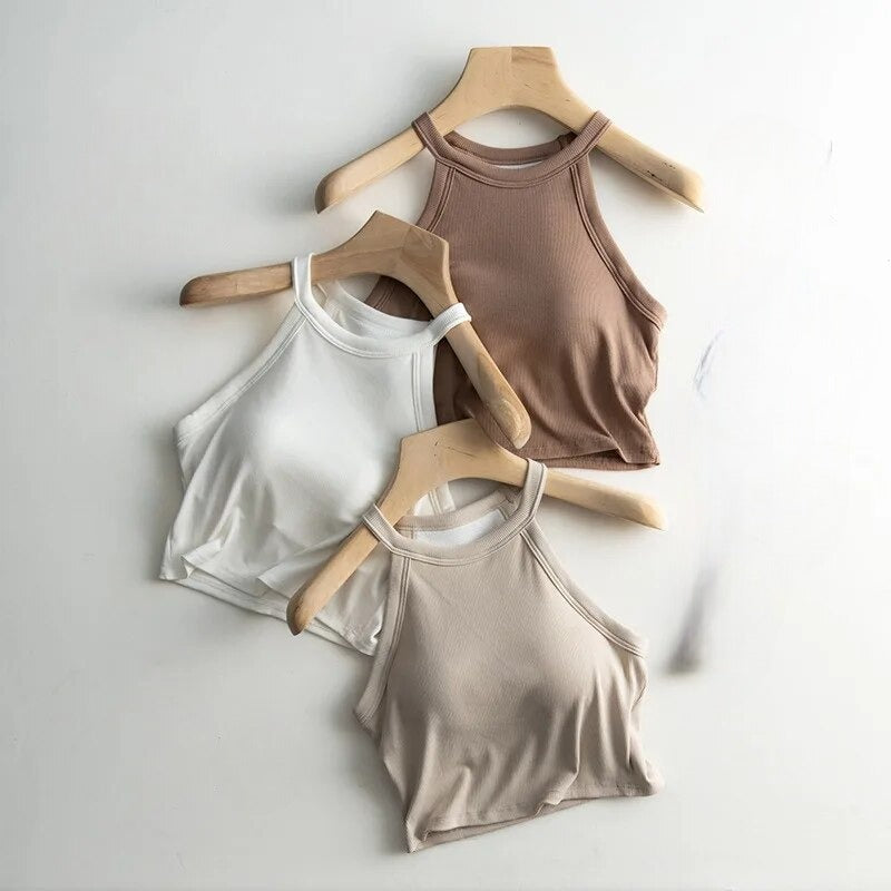 Camiseta corta con cuello halter y sujetador incorporado