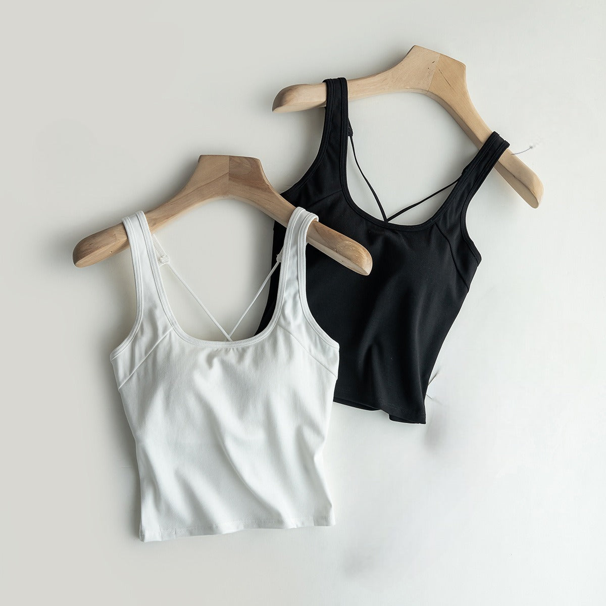 Top deportivo con sujetador incorporado y espalda cruzada de algodón